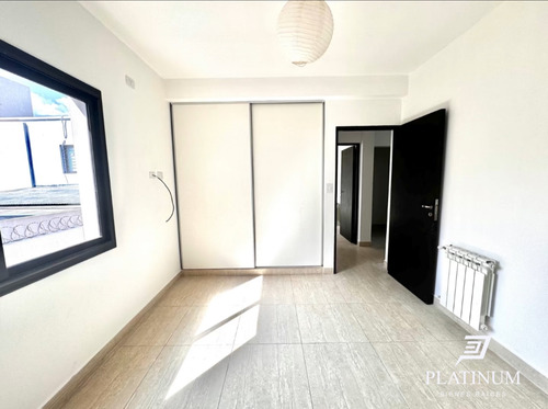 Venta Dúplex 3 Dormitorios Grand Bourg Con Cochera