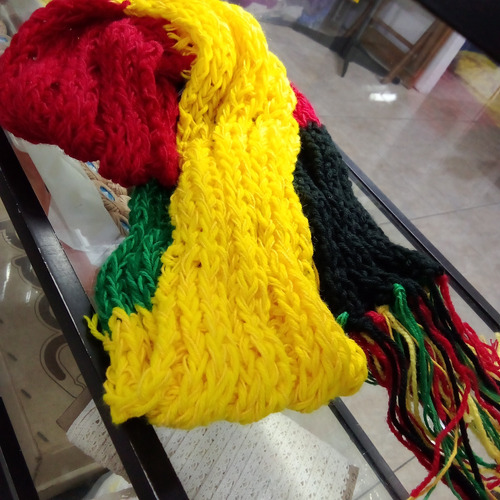 Bufanda Tejida En Colores Amarillo, Negro, Verde Y Rojo 
