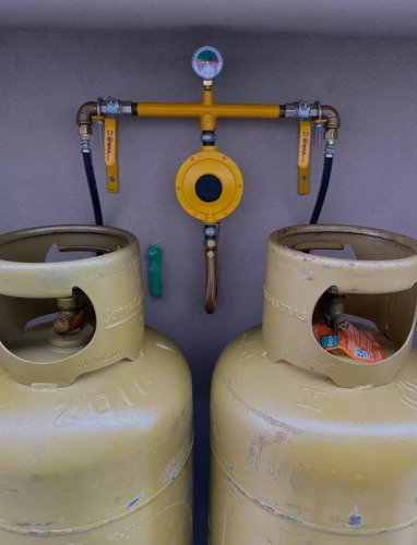 Central Gás Para 2 Botijões P45kg Com Manômetro E Suporte