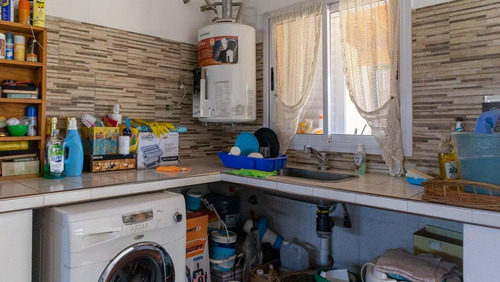 Imagen 3 de 16 de Casa Con Pileta Cerca Del Centro De Lobos A La Venta