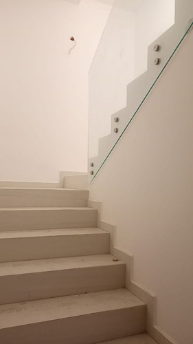 Preciosa Residencia En Misión San Jerónimo, 5 Habitaciones, Sótano, 6.5 Baños..