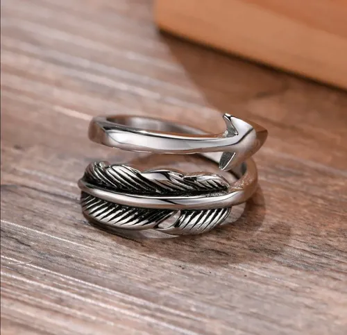 Anillo de pluma hombre sale