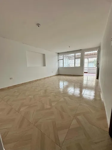 Apartamento De 2 Habitaciones Y 1 Baño Con Un Un Patio Grand