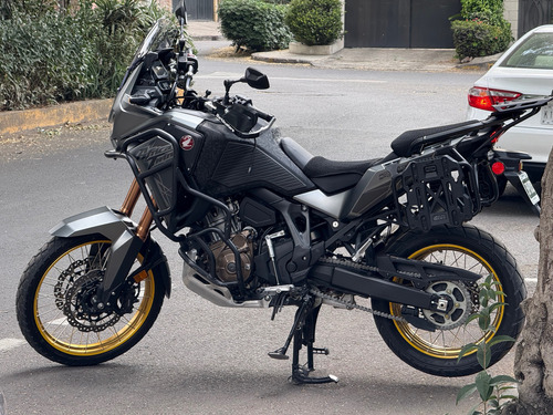 Versión Manual Con Suspensión Electrónica, Defensas Givi