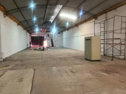 Local En Unión - Galpón , Depósito, Garaje, Terreno, 750 M2 , Padrón Único!!! Imperdible!!! A 10 Min De Tres Cruces. Lugar Para 40 Autos!!!!