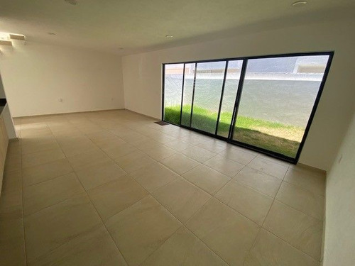 Casas En Venta En Grand Juriquilla, 3 Recamaras, Jardín, Family Room, Lujo!
