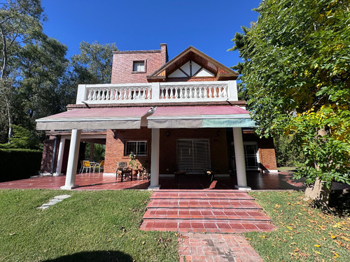 Excelente Chalet De Categoria Sobre Amplio Parque Con Bosque