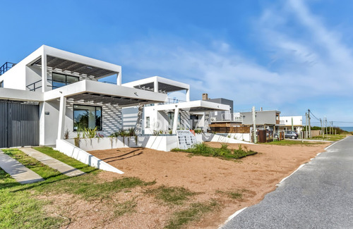 Casa En Venta A 50 Metros De La Playa. Piriápolis - Punta Colorada. Piscina 3 Dormitorios, 3 Baños
