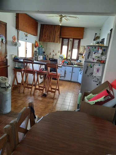 3 Casas En Una Frente A Plaza Y A Pasos De La Laguna. Apta Vivienda Y Dependencias Para Alquilar