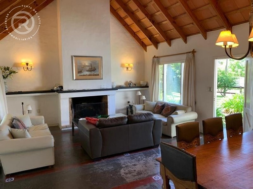 Casa De 2 Plantas En Venta, Zona Aidy Grill