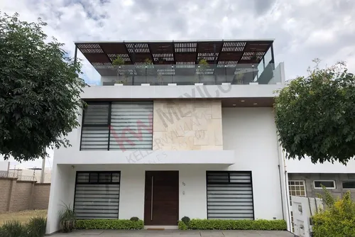 Venta De Casa Con Recámara En Planta Baja En Lomas De Angelópolis