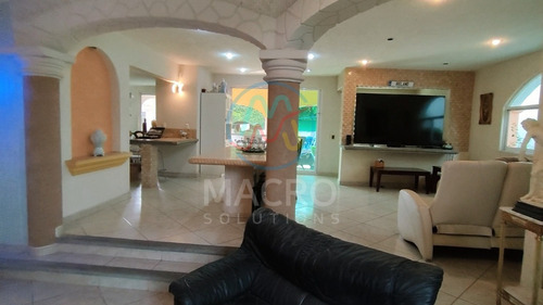 Casa En Venta En Lomas De Cocoyoc Con Acabados De Lujo, Alberca Y Jardín Apta A Créditos