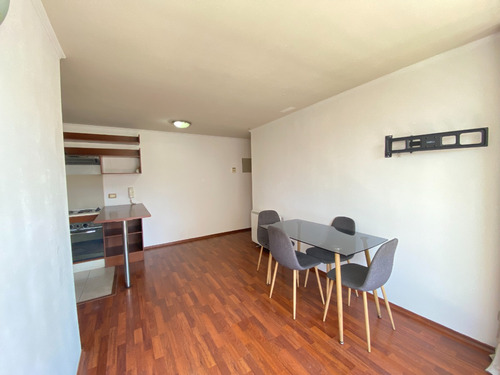 Amplio Departamento, Piso 12, A Pasos Del Metro Santa Lucía