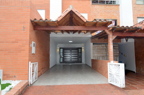 Casa Nueva Para Estrenar 270 Metros En Lagos Del Cacique Conjunto Cerrado.