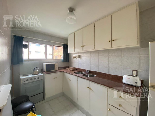 Apartamento En Venta En Primera Linea De Playa Mansa, 3 Dormitorios, 2 Baños Y Cochera En Subsuelo.