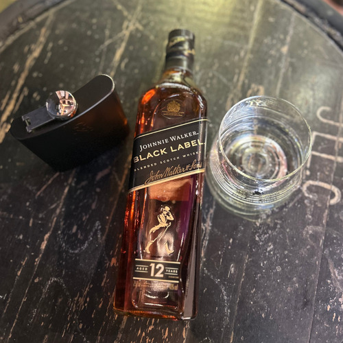 Combo Whisky Johnnie Walker Black 750ml + Vaso + Petaca