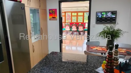 Agp Fabulosa Casa Remodelada. En Venta En La Boyera, Ubicada En Calle Cerrada 25-12979 Ys