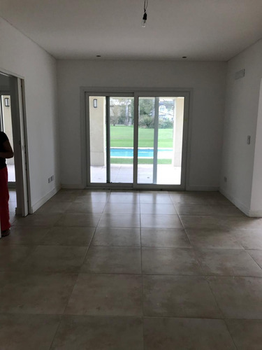 Imagen 2 de 6 de Venta- Casa 4 Ambientes En Barrio Privado Saint Thomas Este