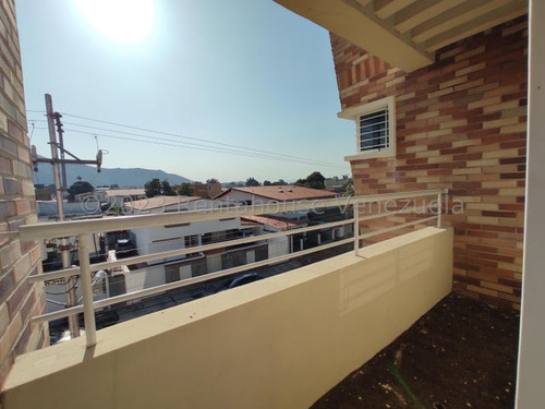 Townhouse En Obra Gris En Urb Andres Bello Maracay, Financiamiento Disponible. 23-18761 More