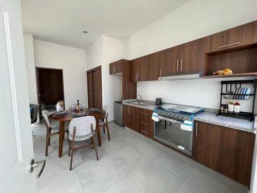 Casa De Una Planta En Zona Desarrollo San Pablo, Paseo De Creta, Muy Bonita!