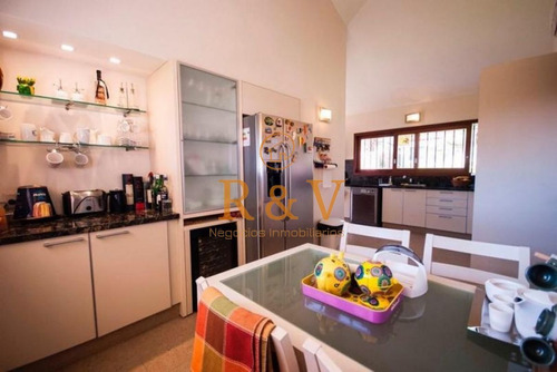 Imagen 12 de 30 de Excelente Casa De 4 Dormitorios Y Piscina A Una Cuadra Del Mar