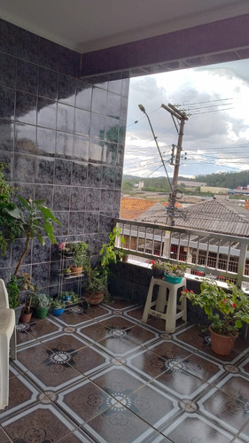 Casa Com 3 Quartos, 2 Banheiros, Salão De Festas Com Churrasqueira, Copa Cozinha, Sala Ampla E Edicula