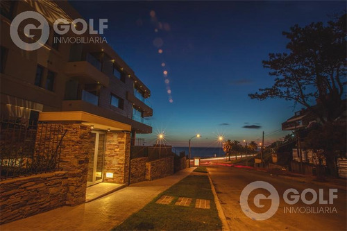 Vendo O Alquilo Apartamento De 3 Dormitorios, Servicio Completo, Garaje Para 3 Autos, Punta Gorda