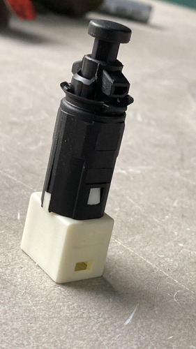 Bulbo Sensor Pedal Freno Stop Clio Platina Automático 02-10