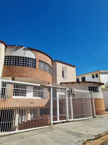 Jose R Armas, Vende Apartoquinta Totalmente Remodelado En Valencia, Trigal Sur. 