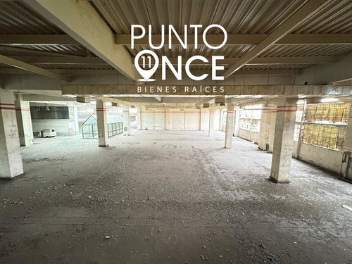 Local Comercial: 6,940 M2 En Center Plazas.