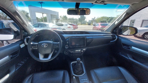 Imagen 13 de 14 de Toyota Hilux 2.8 Cd Srx 177cv 4x4 2017