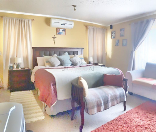 Casa En Venta De 5 Dorm. En Curicó