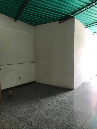 Casa Comercial En Esquina Con Galpón Y Almacén En Fundación Mendoza