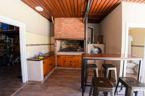 Venta ! Casa Con Pileta En Barrio Las Acequias