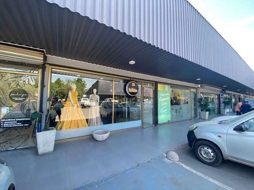 Local Comercial Av Chicureo - Strip Center