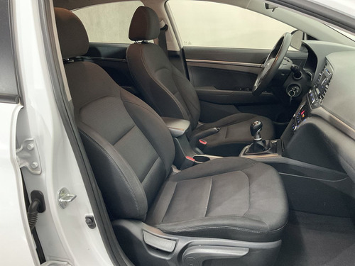 Imagen 13 de 15 de Hyundai Elantra 2018 2.0 Gls Mt