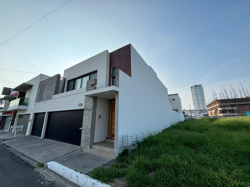 Casa En Venta En Costa De Oro, 4 Recámaras Cada Una Con Baño, Una De Ellas En Planta Baja, Alberca Y Jardín En Boca Del Río, Veracruz