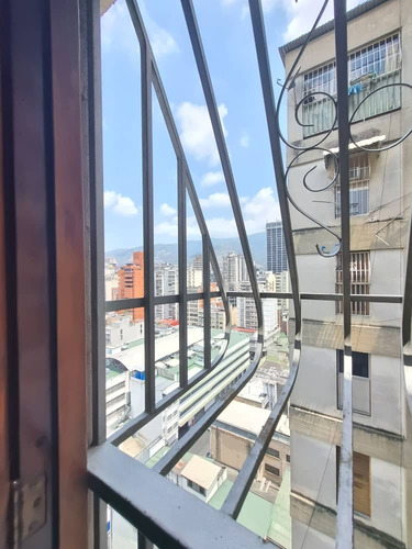 Se Vende Comodo Apartamento En Avenida Universidad La Candelaria Centro. Jp
