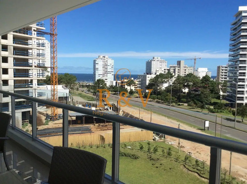 Imagen 9 de 30 de Venta Y Alquiler De Moderno Departamento De Tres Dormitorios Más Dependencia A Pasos De Playa Brava