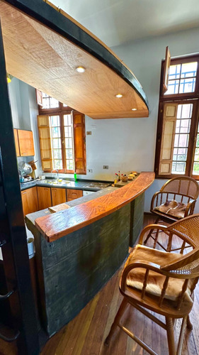 Casa Tres Niveles Barrio Histórico Doble Altura Muy Luminosa