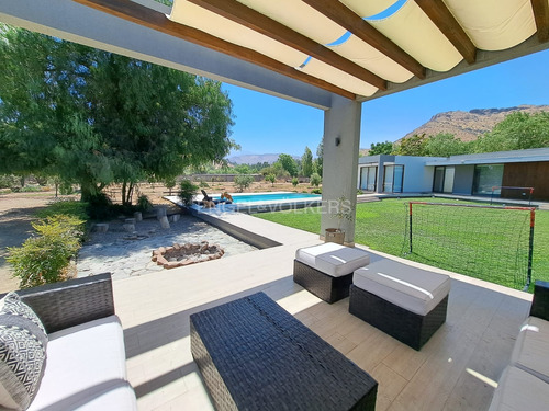 Casa Moderna De Un Piso Con Amplios Espacios En Arriendo