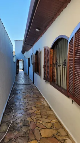 Vendo Casa Térrea Na Vila Das Graças Taubaté, Ótima Localização, 2 Quartos E 2 Vagas De Garagem Coberta, A 10 Minutos Do Centro A Pé.