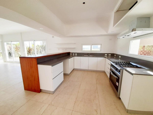 Imagen 10 de 24 de Casa En Venta El Canton Bº Islas A La Laguna C/pileta