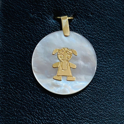 Imagem 2 de 2 de Pingente Madrepérola Menina Em Ouro 18k
