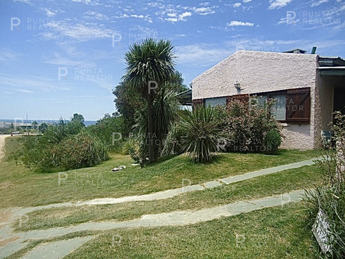 Casa Con Excelentes Vistas En El Chorro, Manantiales, Uruguay