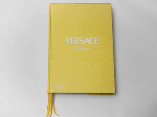 Versace The Complete Collections Catwalk - 40 Years Of Fashion Shows And 1,200 Catwalk Images. Livro Importado Inglês - Capa Dura Em Tecido - Novo