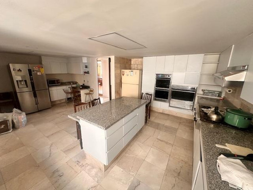 Lomas De Chapultepec, Penthouse De 750m2 En Dos Niveles, Muy Iluminado, 4 Amplias Recamaras Con Vestidor, Sala De T.v., Estudio, Terraza, 3 Lugares De Estacionamiento, Cuartos De Servicio. El E