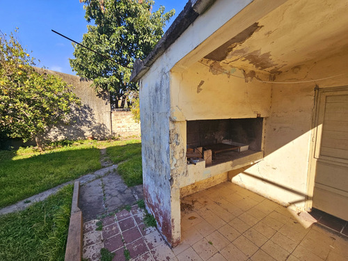 Excelente Casa De 3 Dormitorios Con Jardin En Barrio Correo