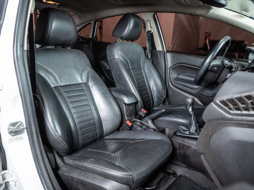 Imagen 11 de 16 de Ford Fiesta Kinetic Design 2014 1.6 Sedan Titanium 120cv Tar