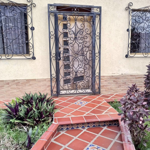 Imagen 3 de 28 de Casa Céntrica Calle Cerrada Sin Amoblar, Aire Acondicionado Central, Estilo Colonial En Alquiler Y/o Venta Trigal Norte (hg)